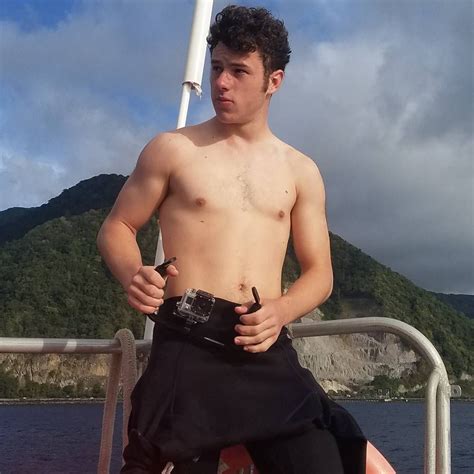 nolan gould shirtless|Modern Family actor Nolan Gould shares shirtless photo on。